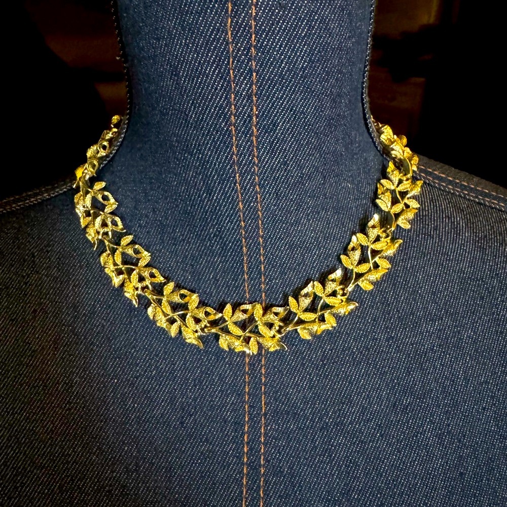 Vintage Gold Tone Leaf Choker Collar Necklace